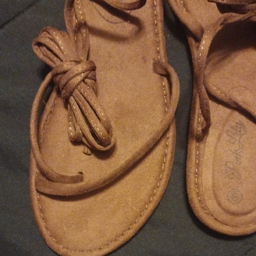 Pink Lily Women's Brown Sandals That Tie Up The Leg - Picture 3 of 4